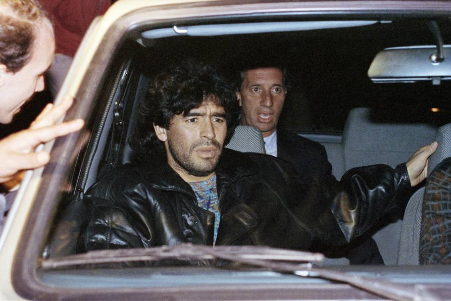 In auto con Carlos Bilardo, il ct dell&#39;Argentina campione del mondo 1986 (Ap)